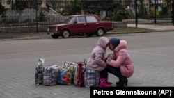 Донецк аймагындагы Славянск шаарынан качкан эне жана кыз. 16-апрель,  2022-жыл.