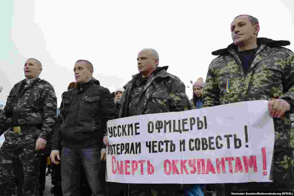 У Херсоні урочисто проводжали вояків у зону АТО, 26 січня 2014 року. Більше фотографій про це тут.