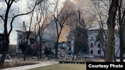 Пошкоджений ударом бомби драмтеатр у Маріуполі, який використовувався як сховище для цивільних людей, 16 березня 2022 року