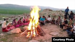 مراسم چهارشنبه‌سوری یارسان‌ها در سر پل ذهاب کرمانشاه همراه با تنبورنوازی