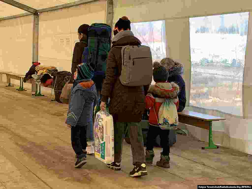 Люди втікають від війни з мінімумом речей &ndash; тим, що встигли взяти