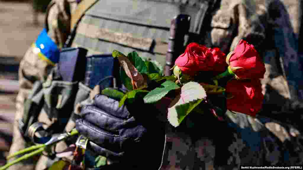 Прощання з полковником ЗСУ Валерієм Гудзем, який загинув внаслідок атаки російських військ на Луганщині. Київська область, 15 березня 2022 року. Від 24 лютого, внаслідок російського військового вторгнення в Україну, загинуло понад 1300 військових ЗСУ