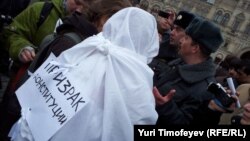 Кроме обычных горожан с белыми ленточками на одежде, по Красной площади прогуливался и Призрак Конституции - весь в белом. Москва, 8 апреля 2012 года