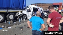 Орусия. Кырсыкка кабылган кичи автобус. Сүрөт Кубанычбек Эркинжан уулуна таандык.