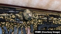 Журат Абдуллаевдин үйүнөн табылды делген куралдар. 