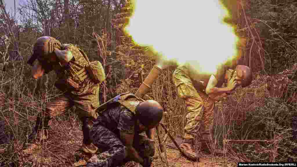 Міна вилітає, залишаючи за собою вогонь та запах пороху. Бійці готують другу і враховують поправку коригування