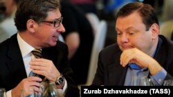 Russian businessmen Pyotr Aven (left) and Mikhail Fridman (file photo)