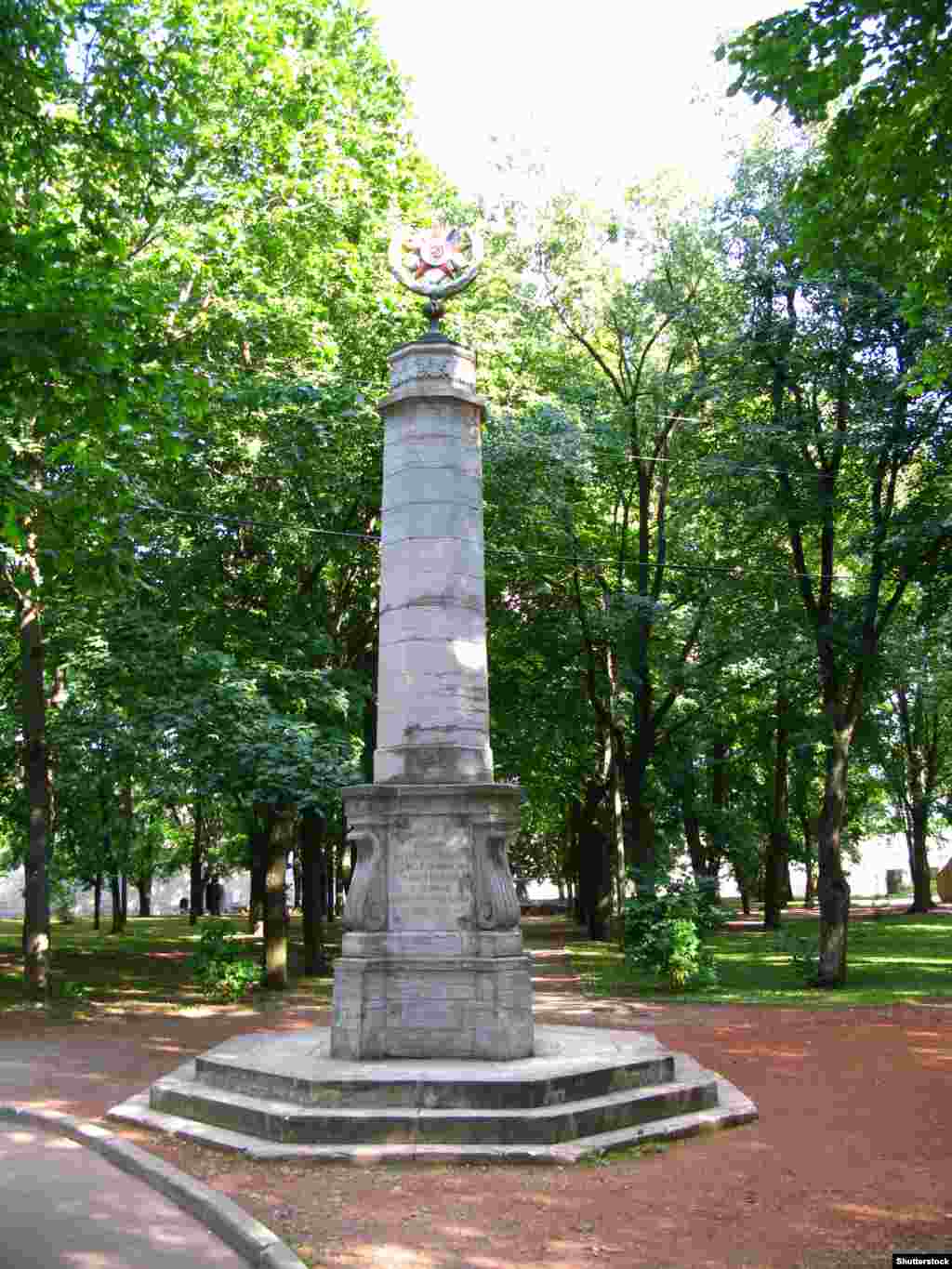 Пам&#39;ятник воїнам, які загинули під час Другої світової війни, у Нарві, північно-східному місті на кордоні з Росією. Радянський Союз окупував країни Балтії &mdash; Естонію, Латвію та Литву &mdash; в 1940 році. Під час Другої світової війни туди зайшли німецькі війська. Після відступу нацистів у 1944 році СРСР знову відновив свій контроль над країнами Балтії, аж до свого розпаду у 1991 році. Сполучені Штати та деякі інші західні країни ніколи не визнавали ці балтійські країни частиною Радянського Союзу