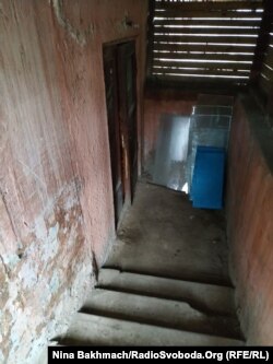 Вхід у підвал багатоповерхівки по вулиці Толстого (Чернігів)