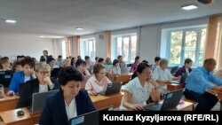 Мектеп директорлугуна сынак учуру. Бишкек, 2022-жыл. (архив)