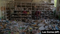 Ілюстраційне фото. Бібліотекарка Раїса Крупченко в бібліотеці школи №23, зруйнованій ракетним ударом, Краматорськ, 27 серпня 2022 року