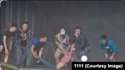 Азиз Абдугапар уулу (солдон экинчи) башка мигранттар менен чогуу өрттөн кыздарды алып чыгууга катышкан. 27-август, 2016-жыл. Москва.