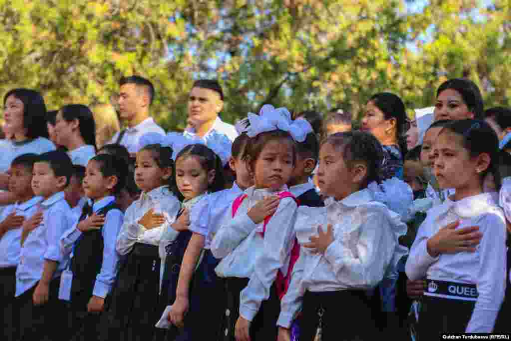 Гимн ырдап жаткан окуучулар. Быйылкы окуу жылынан тартып мектептердин баарында аптанын башында жана аягында милдеттүү түрдө Гимн ырдалат. &nbsp;