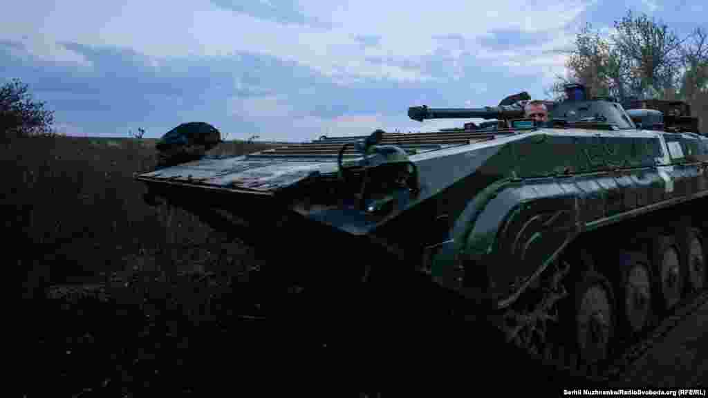 Українські війська продовжують займати висоти і укріплювати лінію оборони. На ранок очікують чергових спроб штурмувати населені пункти між Сіверськом та Соледаром. На попередження про можливий штурм у рації відповідають &laquo;Готові зустріти із гарячими обіймами