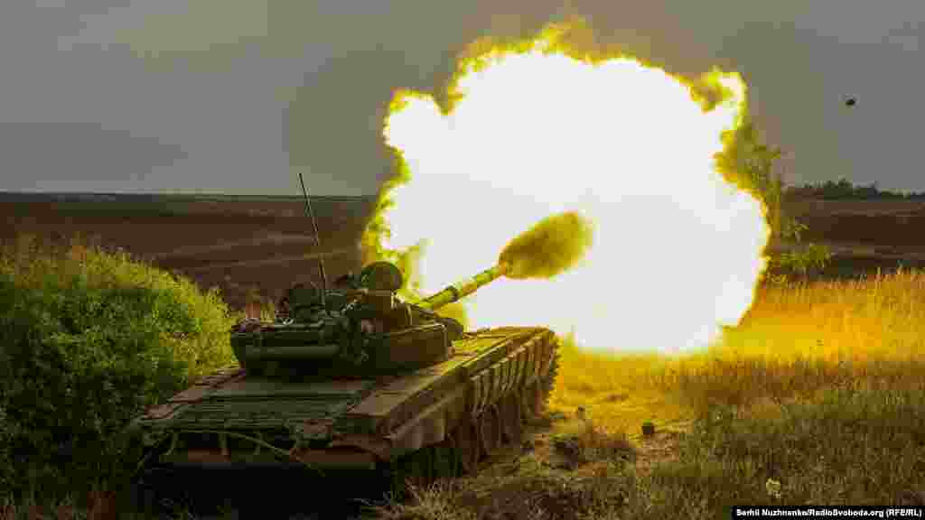 Танк ЗСУ веде вогонь у бік російських сил на Донеччині