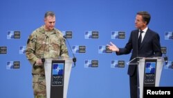 Глава НАТО Марк Рютте (справа) проводит совместную пресс-конференцию с генералом США Алексусом Гринкевичем, верховным главнокомандующим ОВС НАТО в Европе