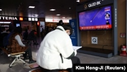 Հարավային Կորեայում դիտում են Հյուսիսային Կորեայի կողմից հրթիռի արձակման մասին ռեպորտաժը, 5-ը հունվարի, 2022թ․