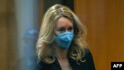 Элизабет Холмс во время судебного заседания в городе Сан-Хосе, Калифорния