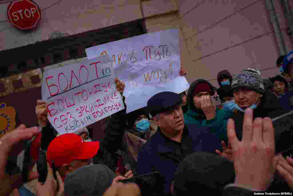 После митинга у здания МВД акция продолжилась возле ГУВД Бишкека, куда были доставлены Темиров и Назаров.