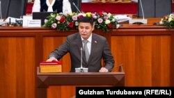 Шаирбек Ташиев соңку парламенттик шайлоодо бир мандаттуу №14 Жалал-Абад округунан шайланып келген.