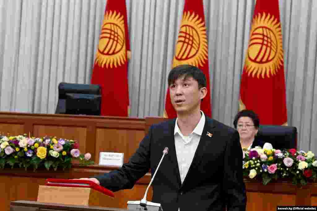 Коомдук тамактануучу жайларды, тамак-аш саткан дүкөндөрдү кыдырып, санитардык абал жөнүндө видео тарткан блогер&nbsp;Эрулан Кокулов депутат катары ант берип жатат.&nbsp;