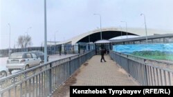 Кыргыз-казак чек арасы. "Кордай" өткөрмө пункту. Фото архивден.