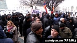 Փարաքար խոշորացված համայնքի բնակիչները կառավարության շենքի մոտ ակցիա են անում