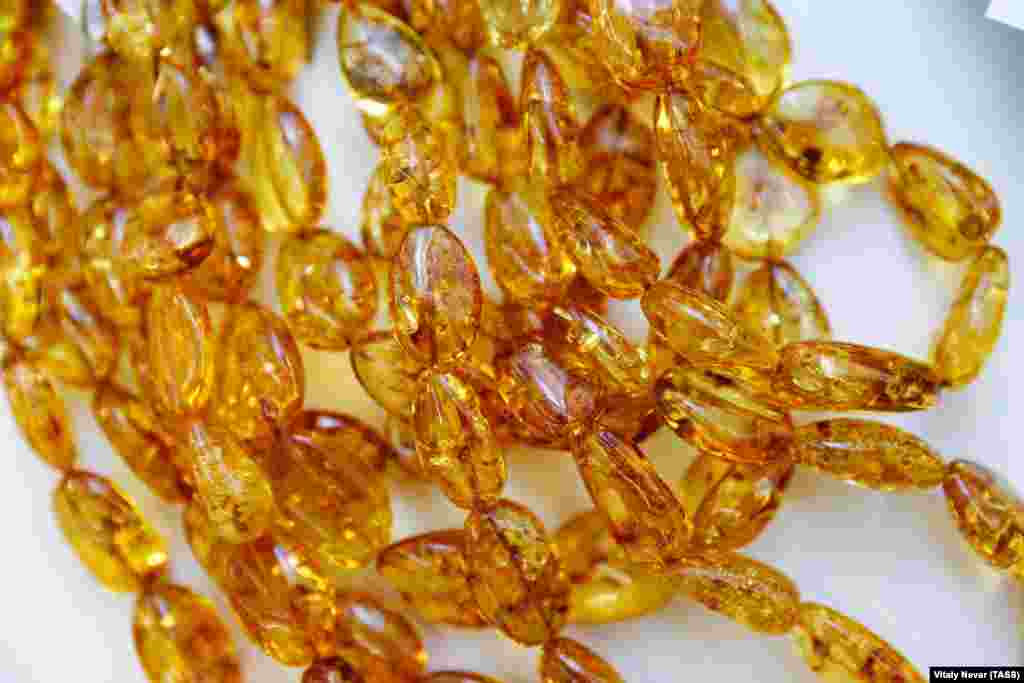 Kaliningradda ýantar monjugynyň arhiw suraty. &nbsp; Ýantar ýarym dury, goňrumtyl sary (karamel) reňkdäki gözelligi bilen, adamzat taryhynyň dowamynda gymmatly daş hasaplanýar.