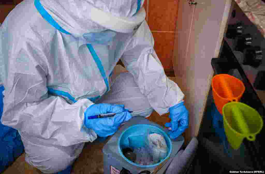 Адистердин айтымында, коронавирустун &quot;омикрон&quot; штаммына кабылган бейтаптар көбүнчө эти ооруп, өзүн начар сезишет. Тамагы кычышып, мурду бүтөт. Дене табы көтөрүлүп, дем алуусу кыйындайт. Вирустун бул түрүнө кабылгандар чанда гана жыт, даам сезбей калбаса көпчүлүк учурда оорунун симптомдору сасык тумоого окшош. Андан сырткары бул вирус адамдагы өнөкөт ооруларды козгойт.&nbsp;