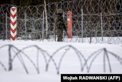 Польскі жаўнер патрулюе мяжу зь Беларусьсю. Архіўнае фота