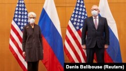 Главы американской и российской делегаций Уэнди Шерман и Сергей Рябков на переговорах в Женеве 10 января