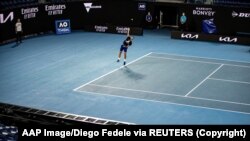 Сербський тенісист Новак Джокович тренується на корті в комплексі Melbourne Park, 14 січня