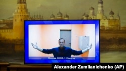 تصویری تلویزیونی از الکسی ناوالنی، رهبر اپوزیسیون روسیه در دادگاه