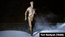 A statue to Russian writer and dissident Aleksandr Solzhenitsyn in the city of Vladivostok 