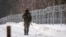 Польскі салдат патрулюе польска-беларускую мяжу.
