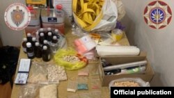 Маңзат сатуучулардан алынган зат. Иллюстрациялык сүрөт.