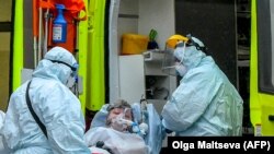 "Тез жардамдын" дарыгерлери коронавируска чалдыккан бейтап менен. Санкт-Петербург шаары. 25-январь,  2022-жыл