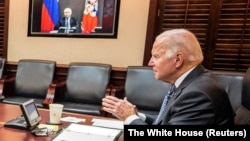 Офіційний представник Кремля Дмитро Пєсков заявив 11 лютого, що запит на телефонну розмову між Путіним та Байденом надійшов із Вашингтона