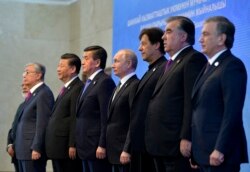 Премьер-министр Индии Нарендра Моди, президент Казахстана Касым-Жомарт Токаев, председатель КНР Си Цзиньпин, президент Кыргызстана Сооронбай Жээнбеков, президент России Владимир Путин, премьер-министр Пакистана Имран Хан, президент Таджикистана Эмомали Рахмон и президент Узбекистана Шавкат Мирзияев на саммите Шанхайской организации сотрудничества в Бишкеке. Кыргызстан, 14 июня 2019 года.