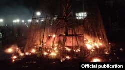 Өзгөчө кырдаалдар министрлиги тараткан сүрөт. Кара-Көл шаарынын борбордук аянтына коюлган балаты.