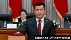 Өмүрбек Бакиров Жогорку Кеңештин депутаттыгына ант берип жаткан учуру.  29-декабрь, 2021-жыл.