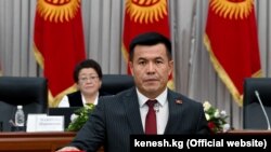 Өмүрбек Бакиров Жогорку Кеңештин депутаттыгына ант берип жаткан учуру. 29-декабрь, 2021-жыл.