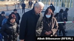 Адахан Мадумаров у здания Генпрокуратуры КР,  Бишкек. 14 января 2022 года.