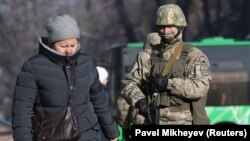 Казахстанский военнослужащий патрулирует улице после недавних протестов. Алматы, 12 января 2022 года