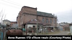 Комплекс юдейських релігійних споруд ХІХ століття у Турці: синагога, бейт мідраш ‒‒ місце вивчення Тори. Нині споруди використовують у комерційних цілях. Фото Анни Яценко, надано ГО «Після тиші»
