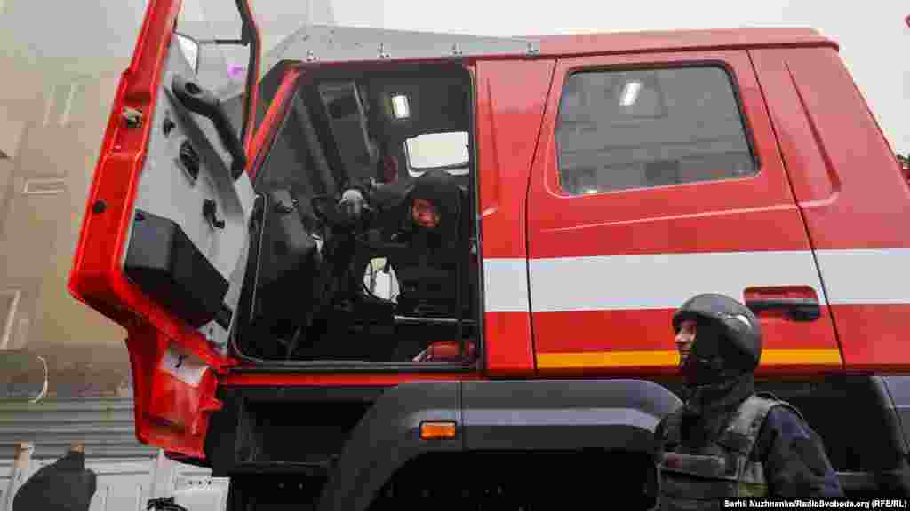 На місце події виїхали 14 одиниць пожежної техніки та 80 осіб особового складу ДСНС