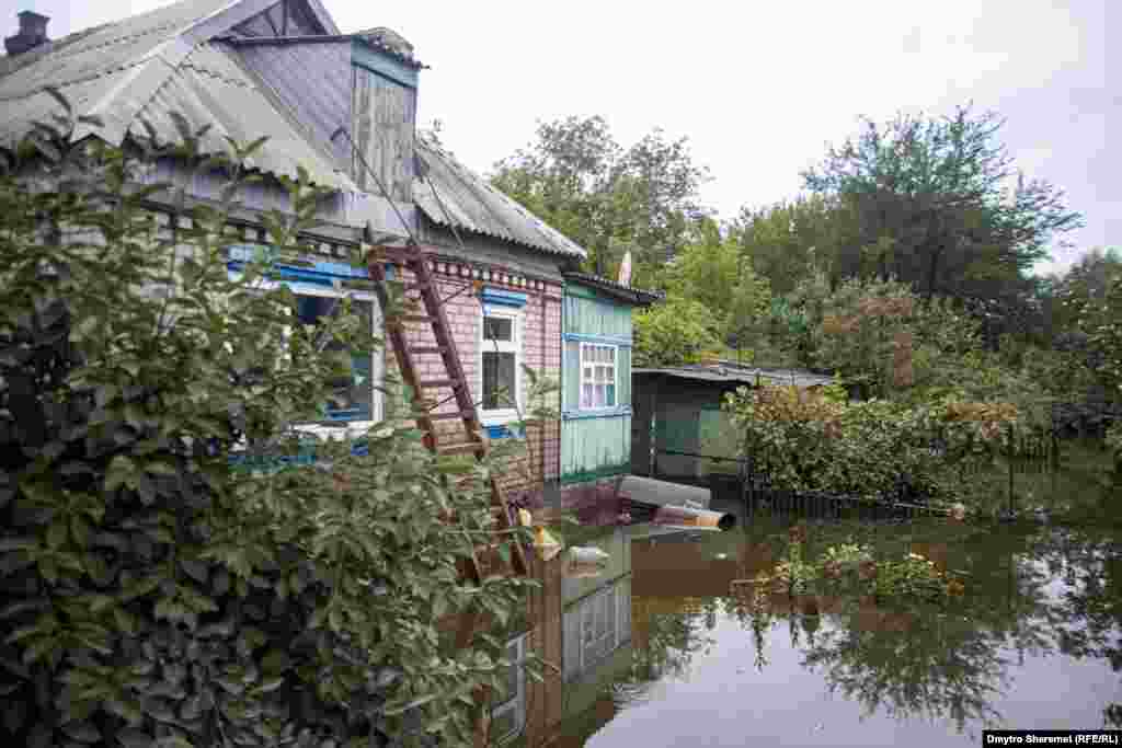 Жителі розповідають про затоплені підвали та вигрібні ями