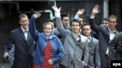 تنها ملوان زن بریتانیایی، رییس جمهوری ایران را فردی « سطحی» توصیف کرده و می گوید: زمانی که احمدی نژاد به او می نگریسته است دستپاچه به نظر می رسید.