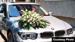 Burda toy 12-də, 1-də     başlayır. Özü də nə bəy, nə də gəlin məclisdə olmur