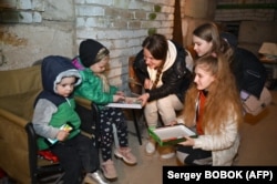 Діти у харківському бомбосховищі